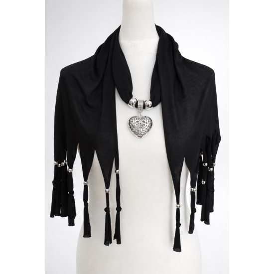 Chusta z ozdobnym sercem – jeden dodatek, wiele stylizacji.