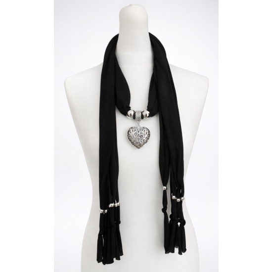 Chusta z ozdobnym sercem – jeden dodatek, wiele stylizacji.