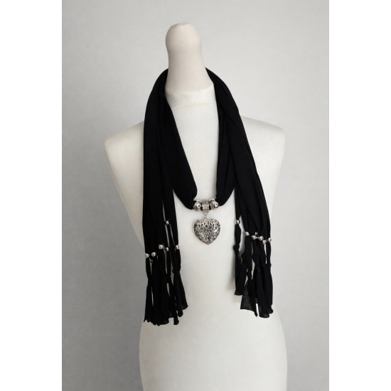 Chusta z ozdobnym sercem – jeden dodatek, wiele stylizacji.