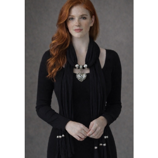 Chusta z ozdobnym sercem – jeden dodatek, wiele stylizacji.