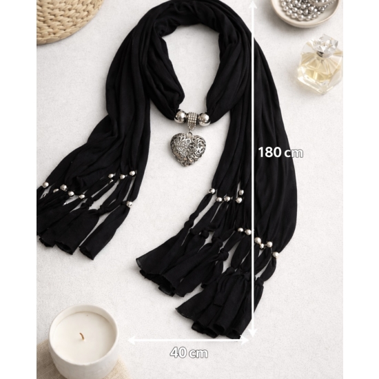 Chusta z ozdobnym sercem – jeden dodatek, wiele stylizacji.