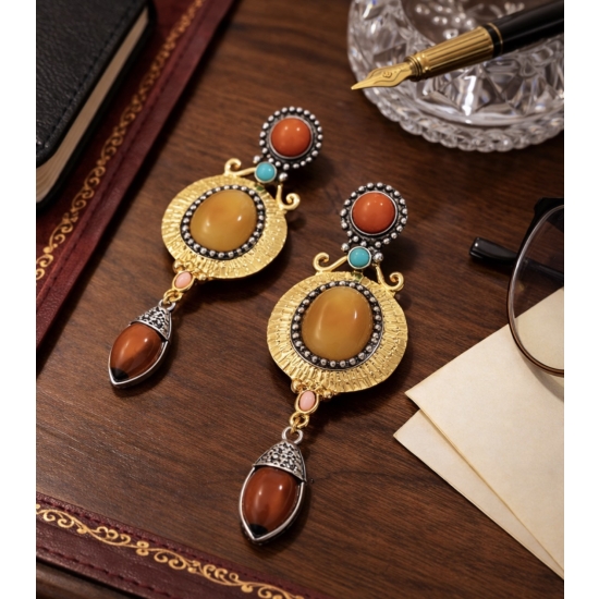 Kolczyki boho z bursztynową kompozycją – biżuteryjny akcent w ciepłej, etnicznej kolorystyce.