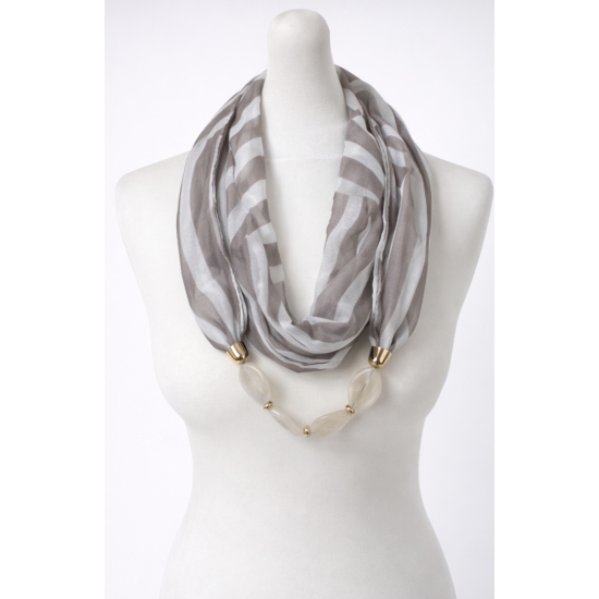 Chusta z dekoracyjną aplikacją – jeden dodatek, wiele możliwości stylizacji.