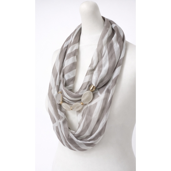 Chusta z dekoracyjną aplikacją – jeden dodatek, wiele możliwości stylizacji.