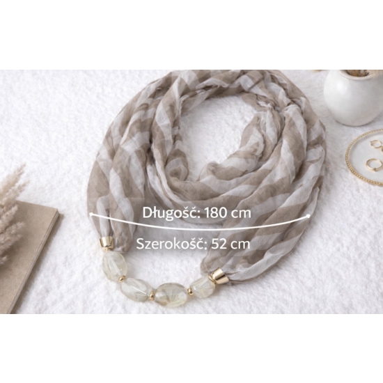 Chusta z dekoracyjną aplikacją – jeden dodatek, wiele możliwości stylizacji.