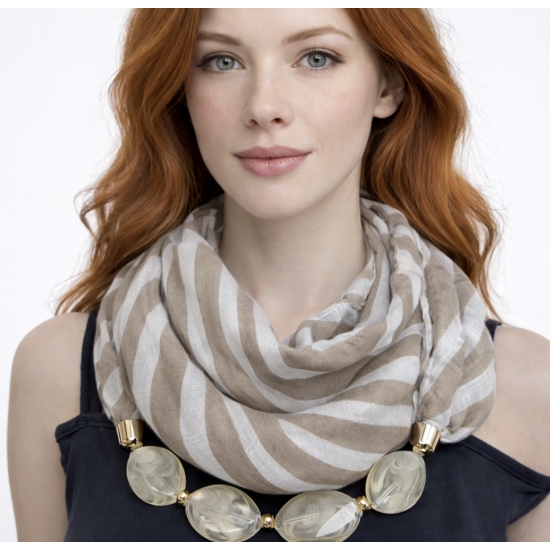 Chusta z dekoracyjną aplikacją – jeden dodatek, wiele możliwości stylizacji.