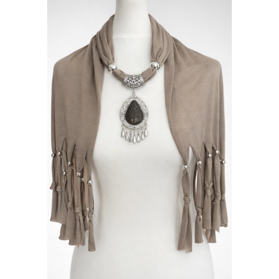 Chusta z ozdobnym wisiorem – elegancja w naturalnej, stonowanej kolorystyce