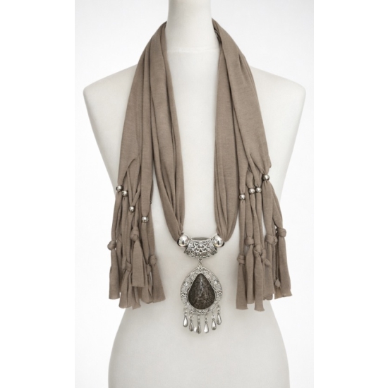 Chusta z ozdobnym wisiorem – elegancja w naturalnej, stonowanej kolorystyce