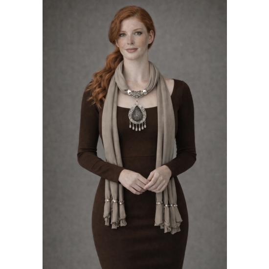 Chusta z ozdobnym wisiorem – elegancja w naturalnej, stonowanej kolorystyce