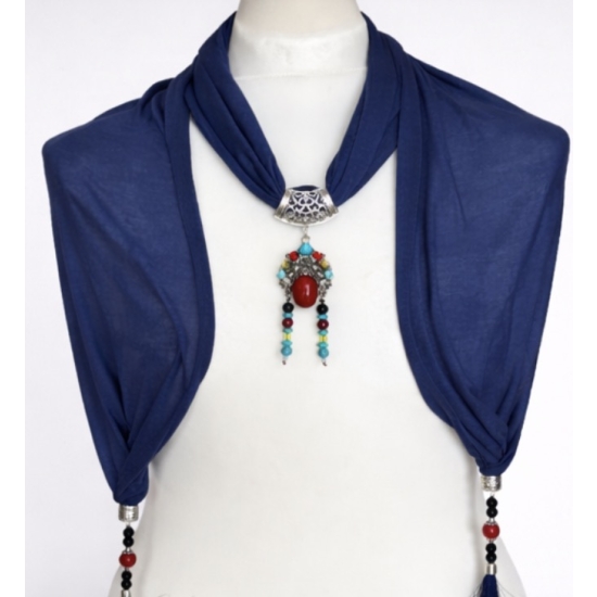 Chusta z biżuteryjnym wisiorem – elegancja w głębokiej, szlachetnej kolorystyce.