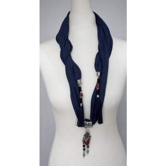 Chusta z biżuteryjnym wisiorem – elegancja w głębokiej, szlachetnej kolorystyce.