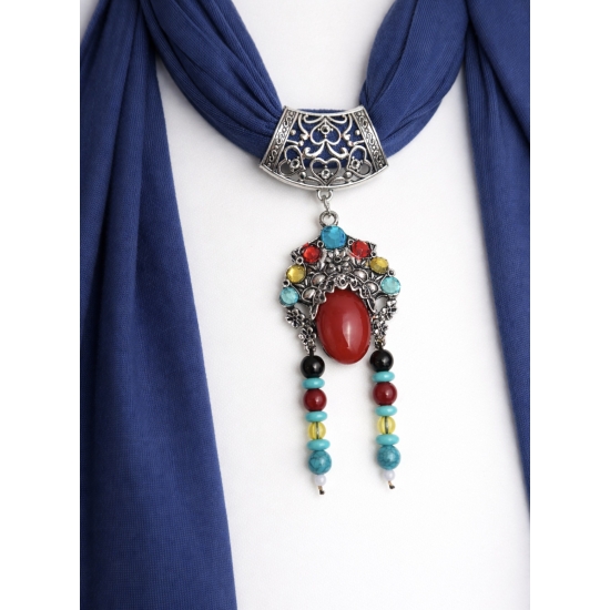 Chusta z biżuteryjnym wisiorem – elegancja w głębokiej, szlachetnej kolorystyce.