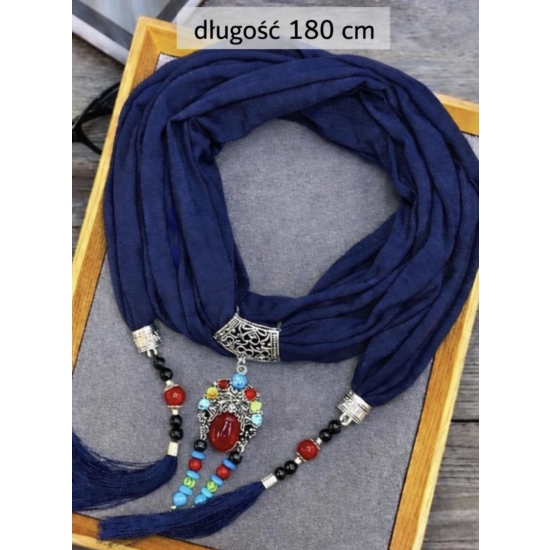 Chusta z biżuteryjnym wisiorem – elegancja w głębokiej, szlachetnej kolorystyce.