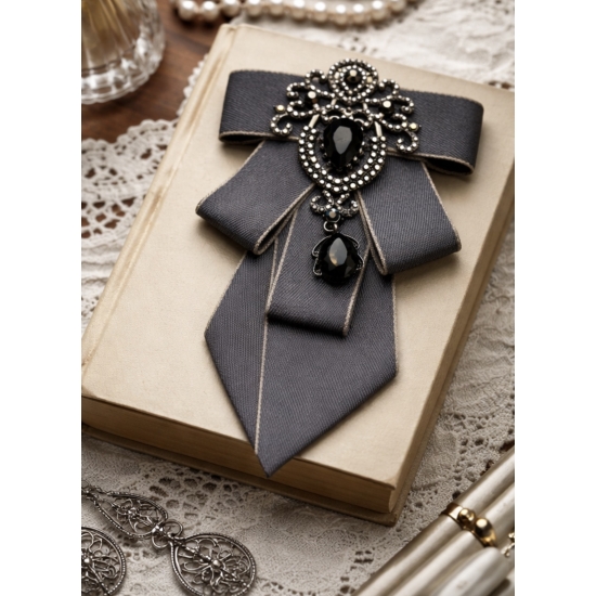Broszka-krawatka z biżuteryjną aplikacją – elegancja w nowoczesnym, modowym wydaniu.