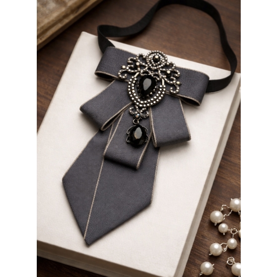 Broszka-krawatka z biżuteryjną aplikacją – elegancja w nowoczesnym, modowym wydaniu.