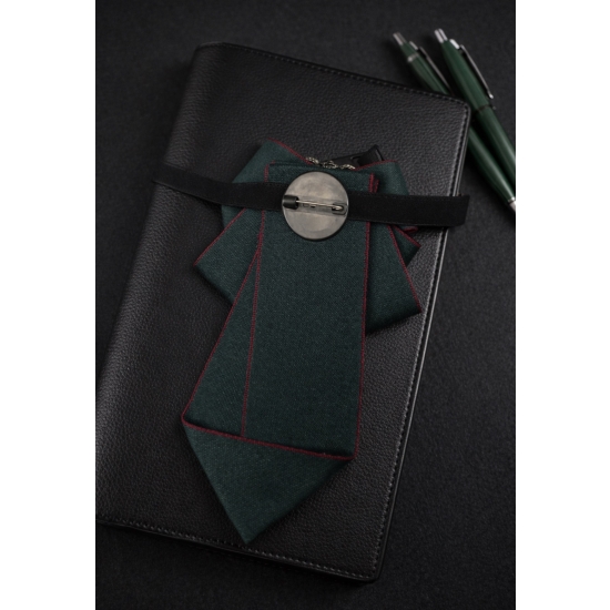 Broszka-krawatka z biżuteryjną aplikacją – szlachetna elegancja w głębokiej, butelkowej zieleni.