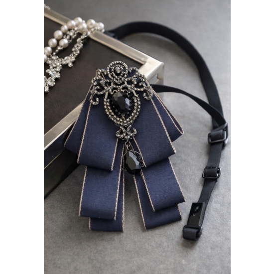 Broszka-krawatka z biżuteryjną aplikacją – klasyczna elegancja w głębokim granacie.