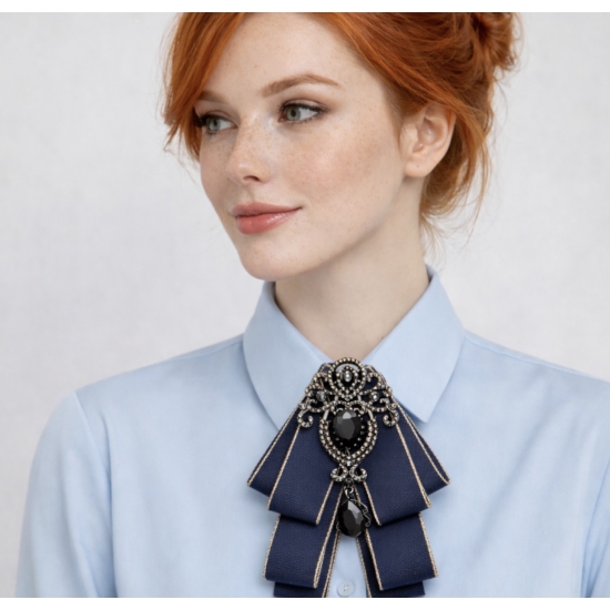 Broszka-krawatka z biżuteryjną aplikacją – klasyczna elegancja w głębokim granacie.