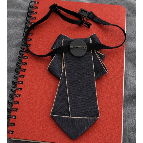 Broszka-krawatka z biżuteryjną aplikacją – nowoczesna elegancja w odcieniu szarości.