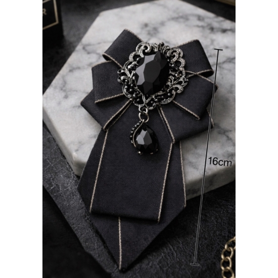 Broszka-krawatka z biżuteryjną aplikacją – nowoczesna elegancja w odcieniu szarości.