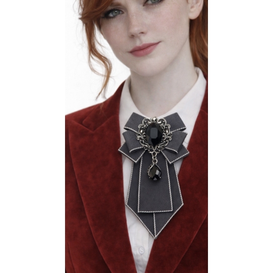 Broszka-krawatka z biżuteryjną aplikacją – nowoczesna elegancja w odcieniu szarości.