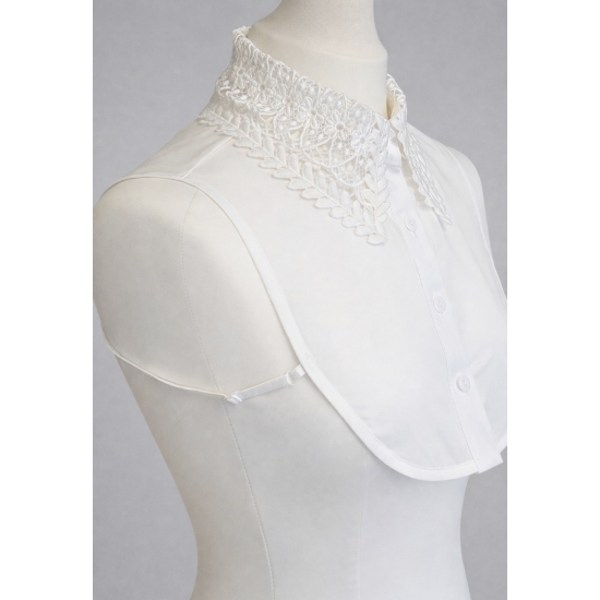 Ozdobny kołnierzyk – półkoszula z haftem, elegancki detal w klasycznej bieli.