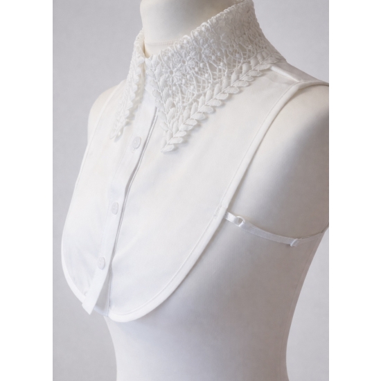 Ozdobny kołnierzyk – półkoszula z haftem, elegancki detal w klasycznej bieli.