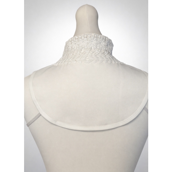 Ozdobny kołnierzyk – półkoszula z haftem, elegancki detal w klasycznej bieli.