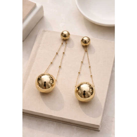 Kolczyki z kulką– elegancja w nowoczesnej, złotej odsłonie.