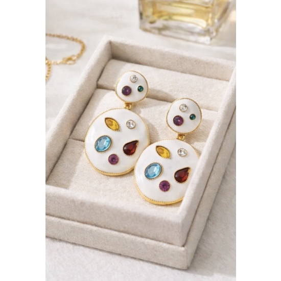 Kolczyki z emaliowaną bazą i kolorowymi kamieniami – elegancja w jasnej, artystycznej odsłonie.