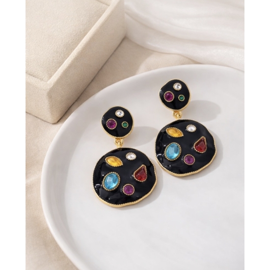 Kolczyki z kolorowymi kamieniami – biżuteryjny akcent w eleganckiej, artystycznej odsłonie.