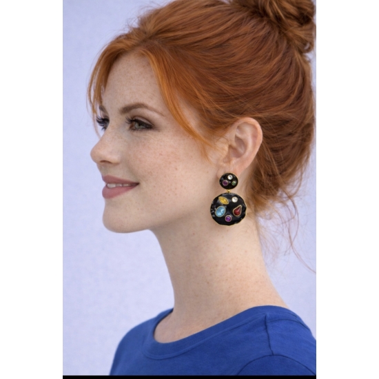 Kolczyki z kolorowymi kamieniami – biżuteryjny akcent w eleganckiej, artystycznej odsłonie.