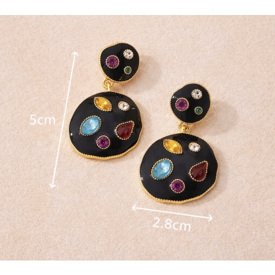 Kolczyki z kolorowymi kamieniami – biżuteryjny akcent w eleganckiej, artystycznej odsłonie.