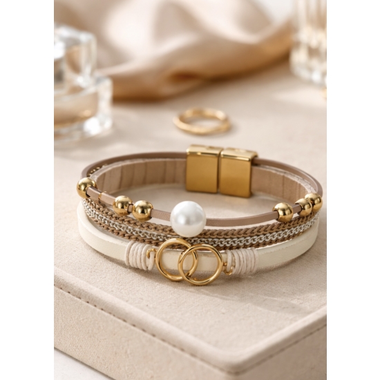 Bransoletka z białą perłą i złotymi detalami – jasna elegancja na co dzień.