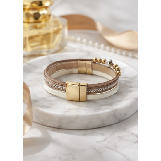 Bransoletka z białą perłą i złotymi detalami – jasna elegancja na co dzień.