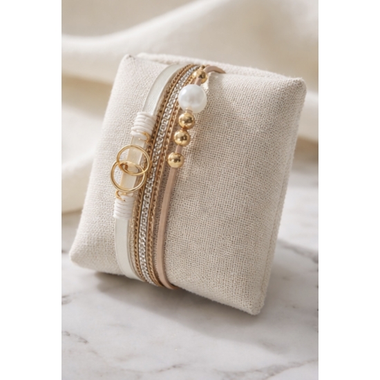 Bransoletka z białą perłą i złotymi detalami – jasna elegancja na co dzień.