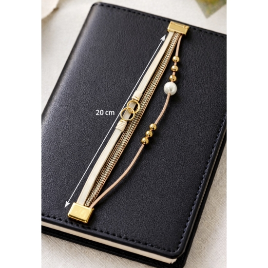 Bransoletka z białą perłą i złotymi detalami – jasna elegancja na co dzień.