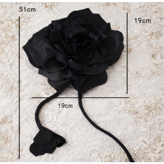 zarna broszka–spinka z kwiatem – efektowny dodatek do płaszcza, marynarki, swetra i sukienki.