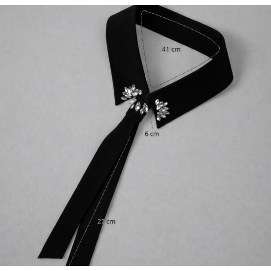 Czarny kołnierzyk z krawatem ze srebrnymi zdobieniami – elegancki, biżuteryjny akcent stylizacji.