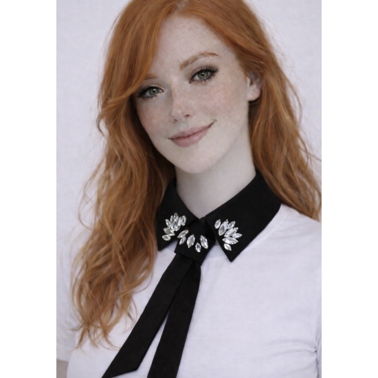 Czarny kołnierzyk z krawatem ze srebrnymi zdobieniami – elegancki, biżuteryjny akcent stylizacji.