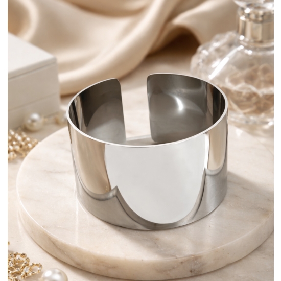 Minimalistyczny mankiet ze stali nierdzewnej w kolorze srebrnym – nowoczesna forma i ponadczasowa elegancja.