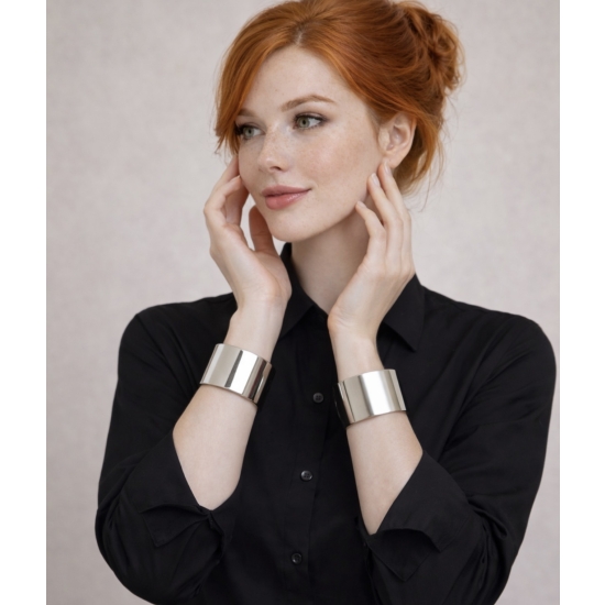 Minimalistyczny mankiet ze stali nierdzewnej w kolorze srebrnym – nowoczesna forma i ponadczasowa elegancja.