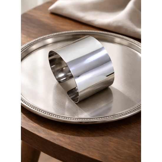 Minimalistyczny mankiet ze stali nierdzewnej w kolorze srebrnym – nowoczesna forma i ponadczasowa elegancja.