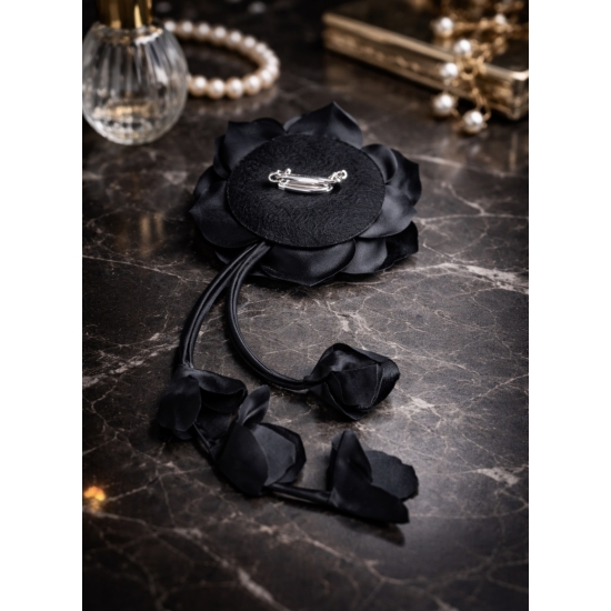 zarna broszka–spinka z kwiatem – efektowny dodatek do płaszcza, marynarki, swetra i sukienki.