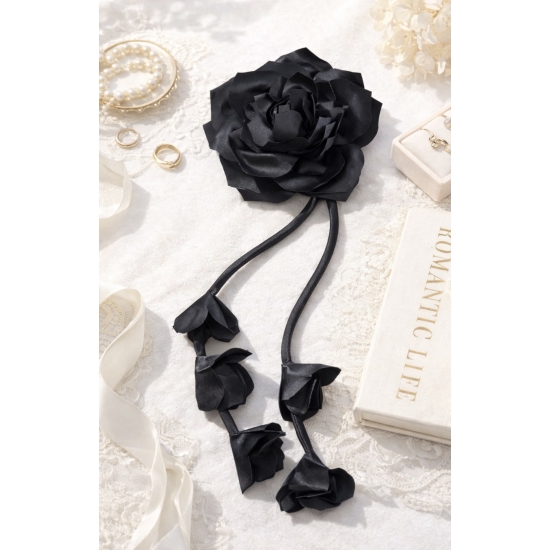 zarna broszka–spinka z kwiatem – efektowny dodatek do płaszcza, marynarki, swetra i sukienki.