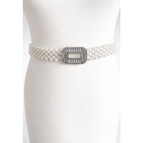 Elastyczny pasek z pereł – elegancki akcent zmieniający stylizację.