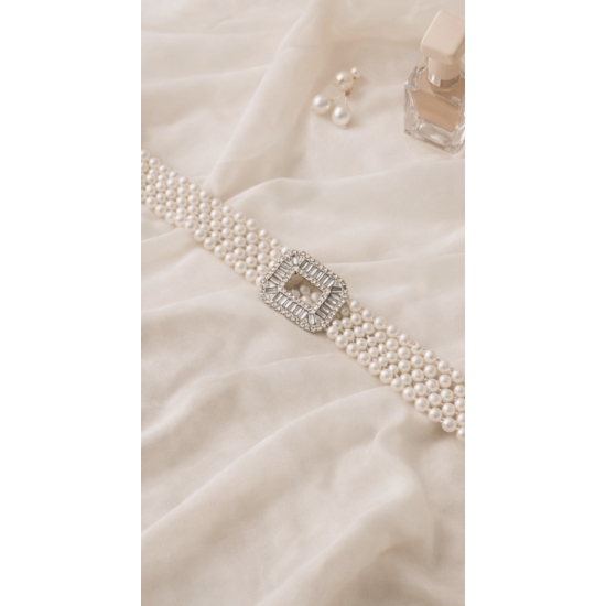 Elastyczny pasek z pereł – elegancki akcent zmieniający stylizację.