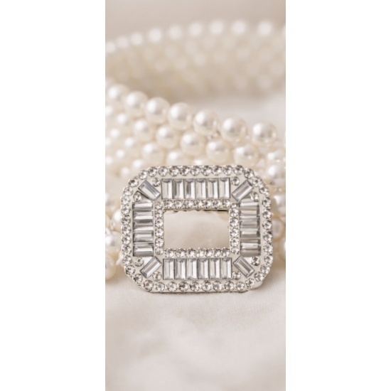 Elastyczny pasek z pereł – elegancki akcent zmieniający stylizację.