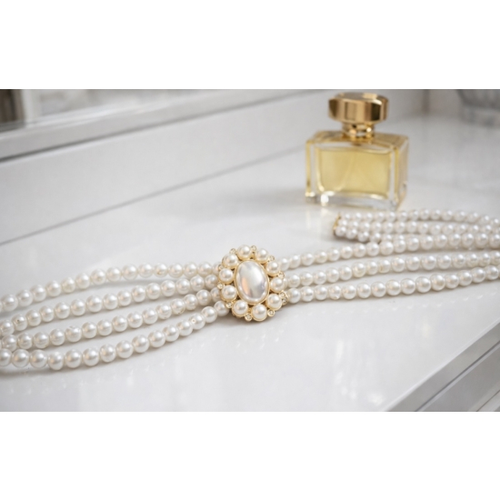 Elastyczny pasek z pereł z ozdobną klamrą – subtelna elegancja.