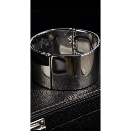 Szeroka, masywna bransoletka mankietowa ze stali nierdzewnej, z eleganckim mechanicznym zapięciem. Minimalistyczna, nowoczesna forma..